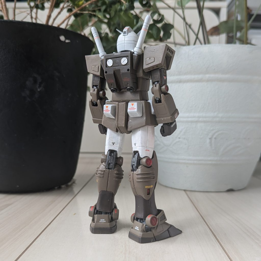 MGでこの精度の低さ。1/144を精巧に清潔に作られるモデラーの方々、尊敬します。