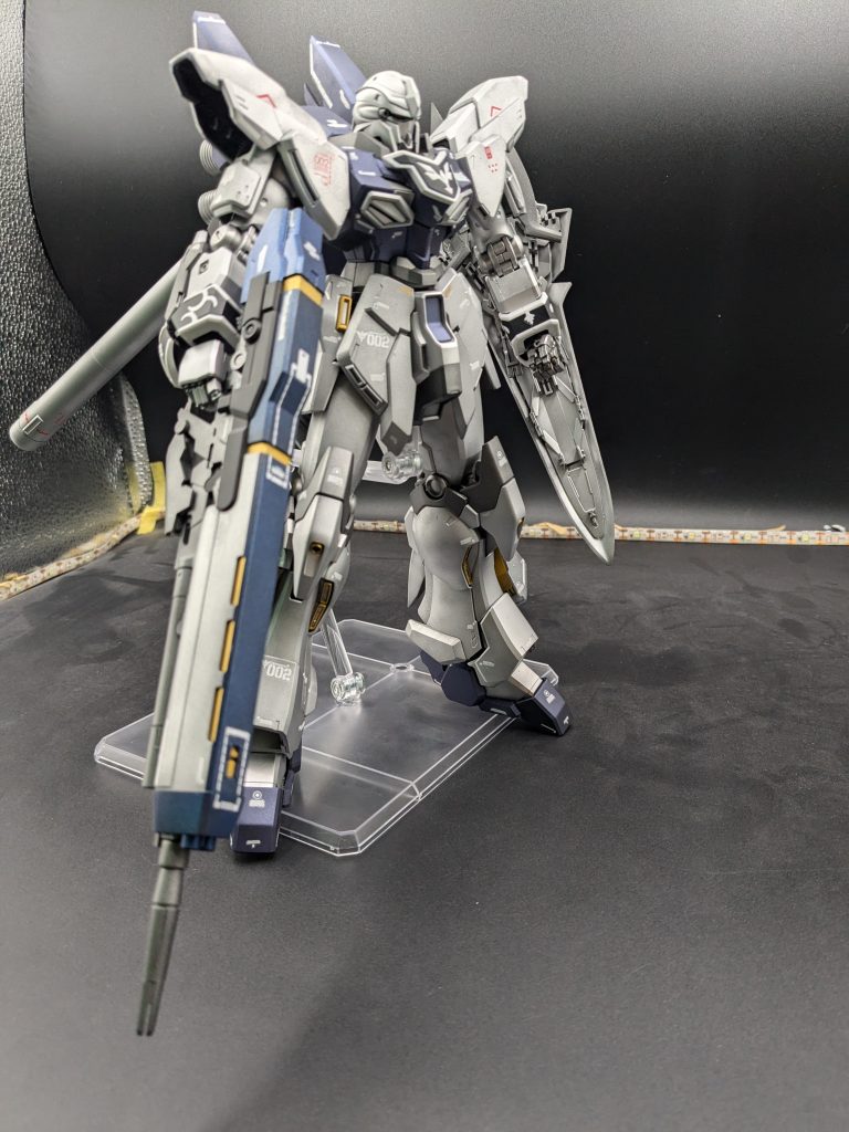 基本的にシルバー塗装だけど所々ハイニューやニューガンダムのにてる形状があったので金色や紺色も所々入れてます