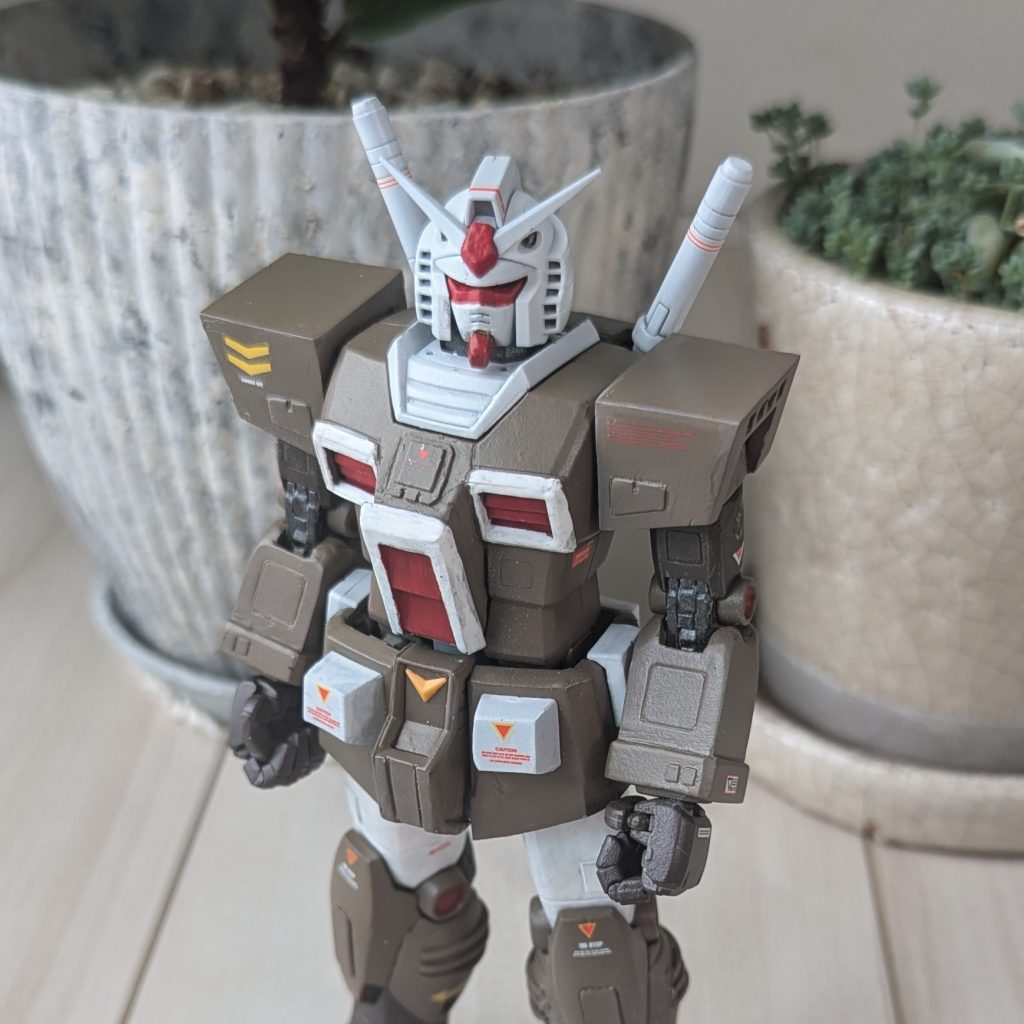 アゴは出っ張らせて馬面に。