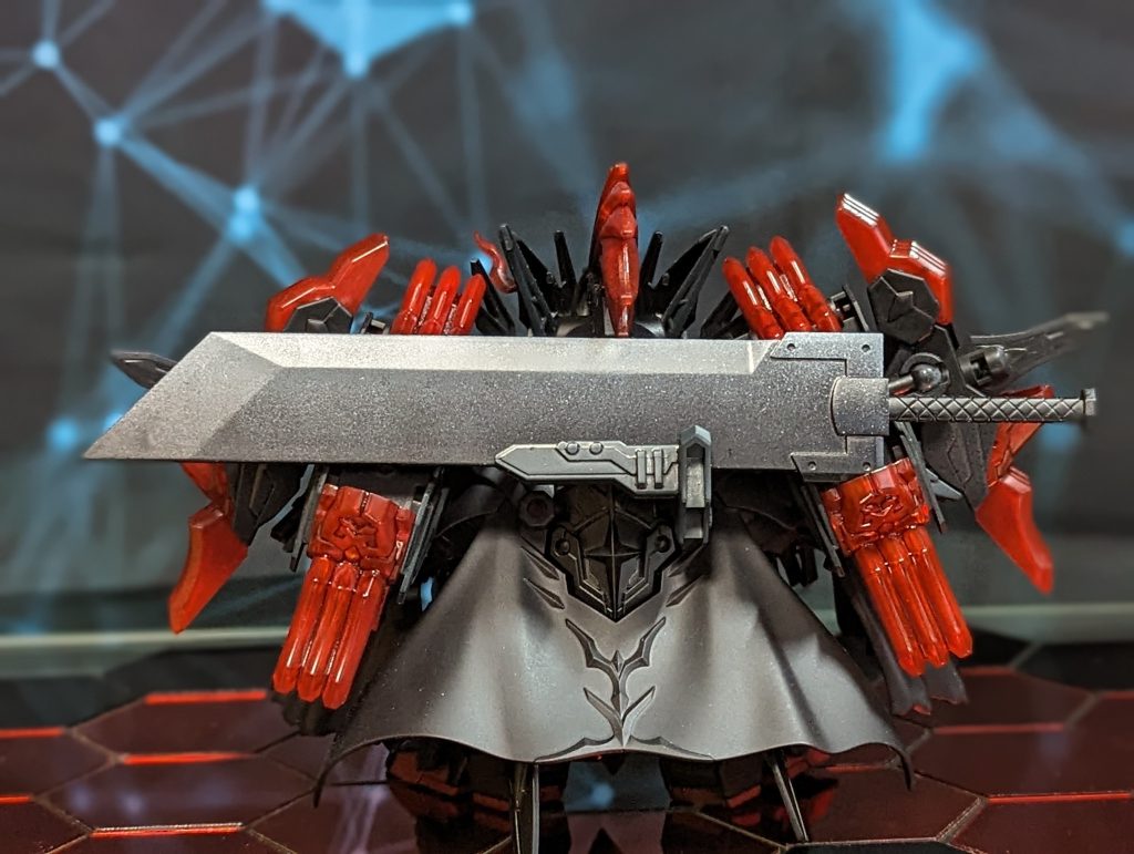 リア。コトブキヤの武器セットから大剣をナイトストライクガンダムの鞘に差し込めるように穴を拡張。塗装にはセミグロスブラック、ジャーマングレー、ネービーブルーの缶スプレー塗装。筆塗りのモンザレッドの上からセミグロスブラックを恥だけ吹きかけグラデーションさせてます。大剣は峰部分をセミグロスブラック刃の部分をジャーマングレー上から灰色9号でグラデーション。全体的につや消しスプレーで仕上げました。