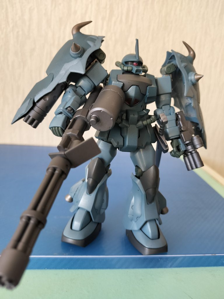 SD系のクシャのバインダーが手頃な大きさだったので面白いかなとつけました。　その分シールドが持てなくなりサーベルは腰に、ガトリングは手持ち武器に。 