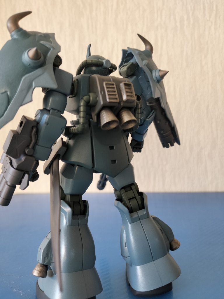 背中のスラスターは大きく、足にも増設してみました。