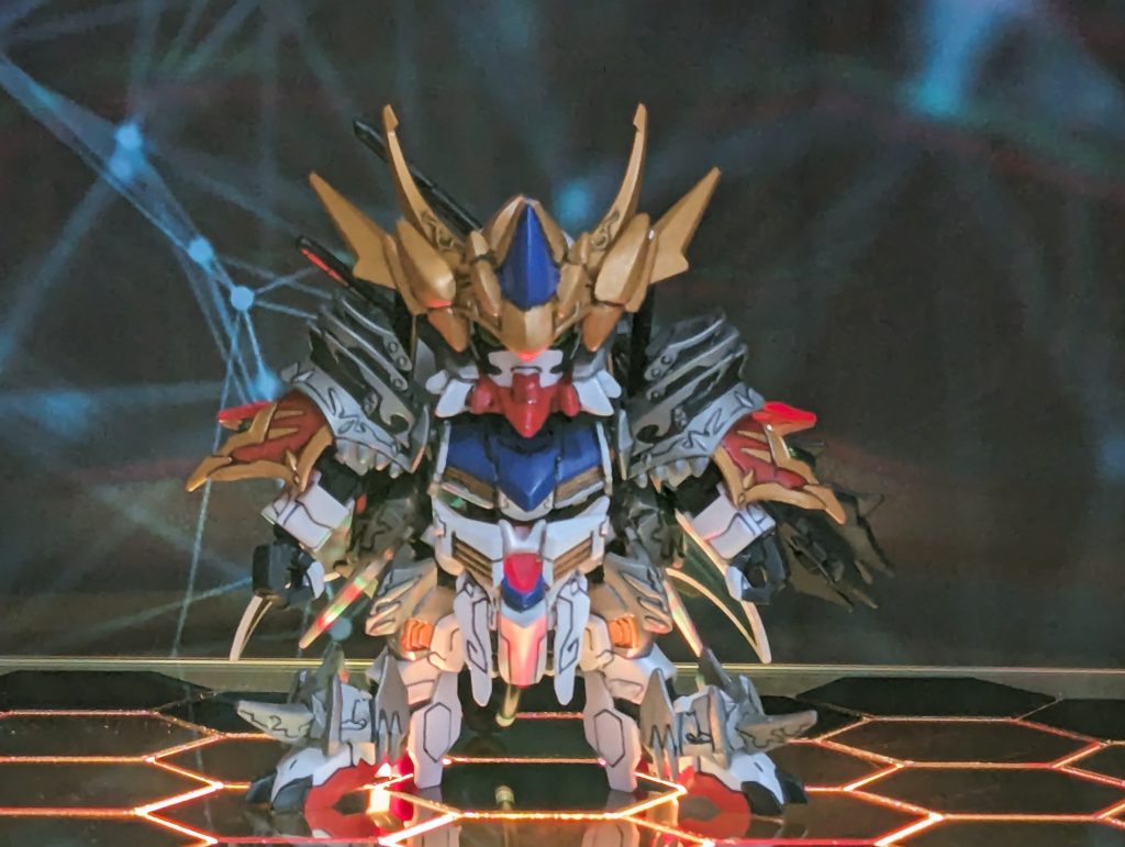 頭部にはパテを取り付けて装飾 肩当てとマントをアーサーガンダムから拝借。いつもの”盛りプラ”(重装備)ではなく軽装に留めバルバトスルプスの成型色で仕上げました。