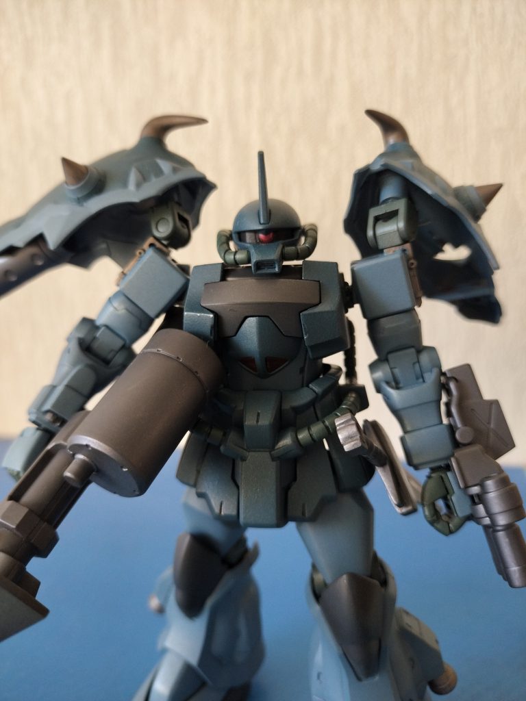 濃い青のとこは鋳造っぽくしたつもりだったのですが、つや消しのコートしたらわからなくなりました。両肩のシールドは動きますが、固くて壊れるのが怖いのであまり動かせません。お目汚し失礼しました。