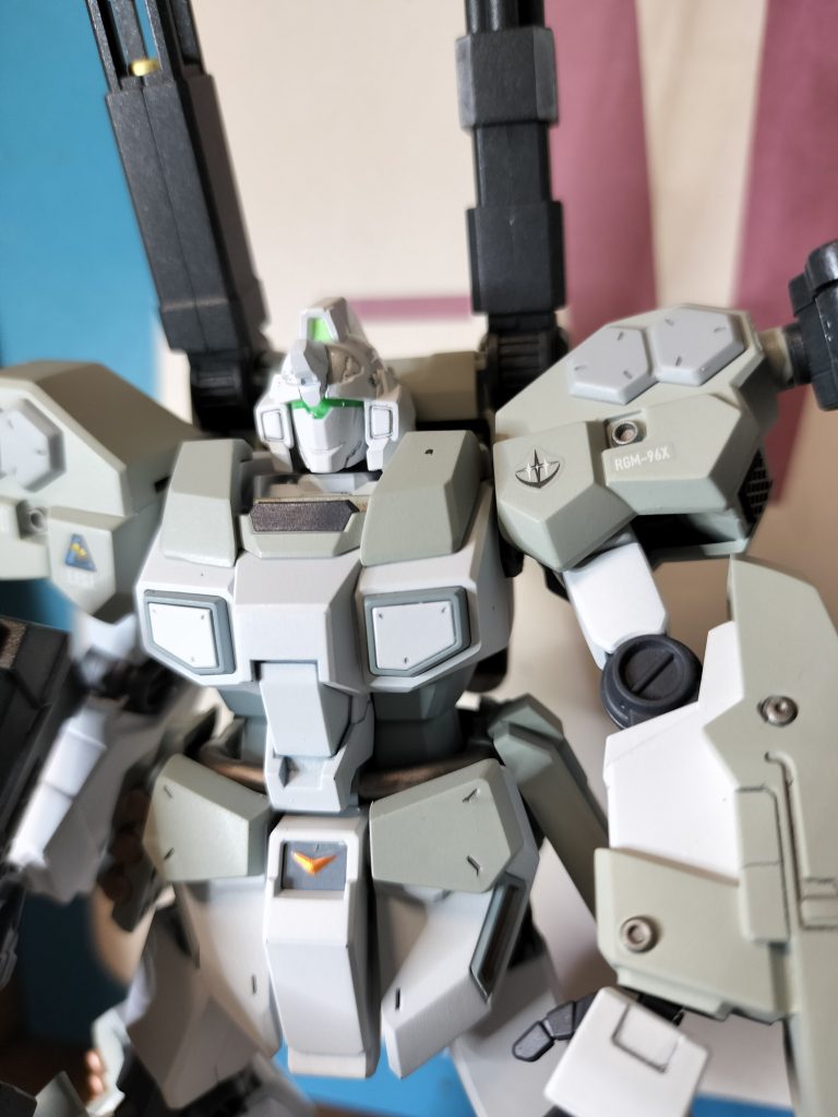 白だったら合うかなとユニコーンの頭付けてみました。まあ悪くはないかなと思ってこのまま飾ってます。