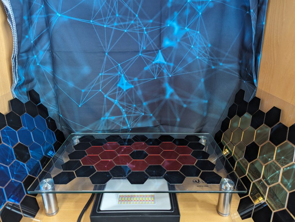 部屋の掃除→プラモ棚+撮影スペース開設しました。イルミネーションライト、タミヤの透明なプラ板にミラーパネルを貼り付けタペストリーを配置。