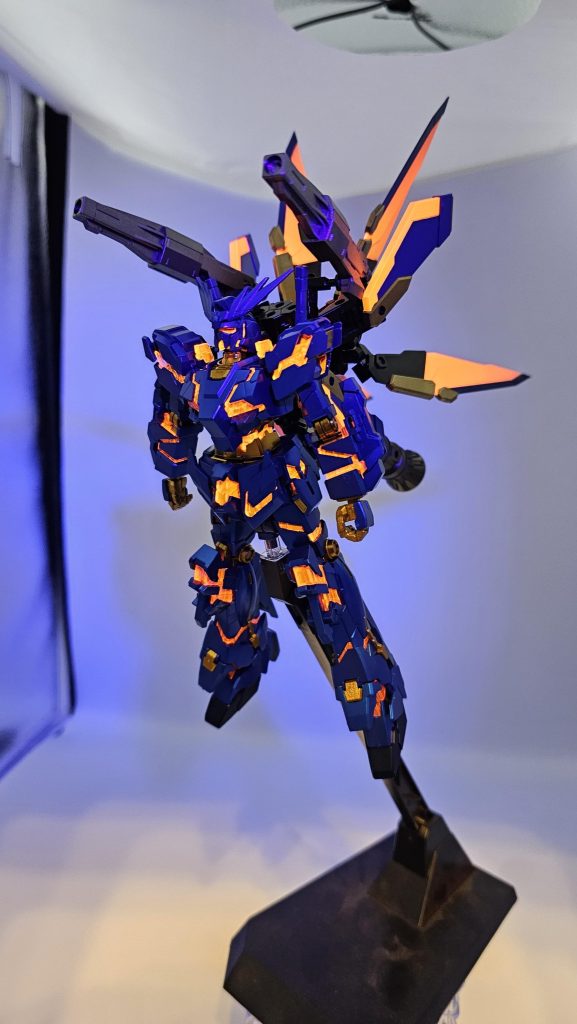 発光はバンシィに近いオレンジ、設定上、パイロットは死んだ状態で動いているため出力的にそこまで高くないです。武装は背部ビームキャノン、ビームマグナム、ビームサーベル4本。暴走前提で補充は考えていなかったため、措置としてマグナム用Eパックのカートリッジを追加で携帯しています。