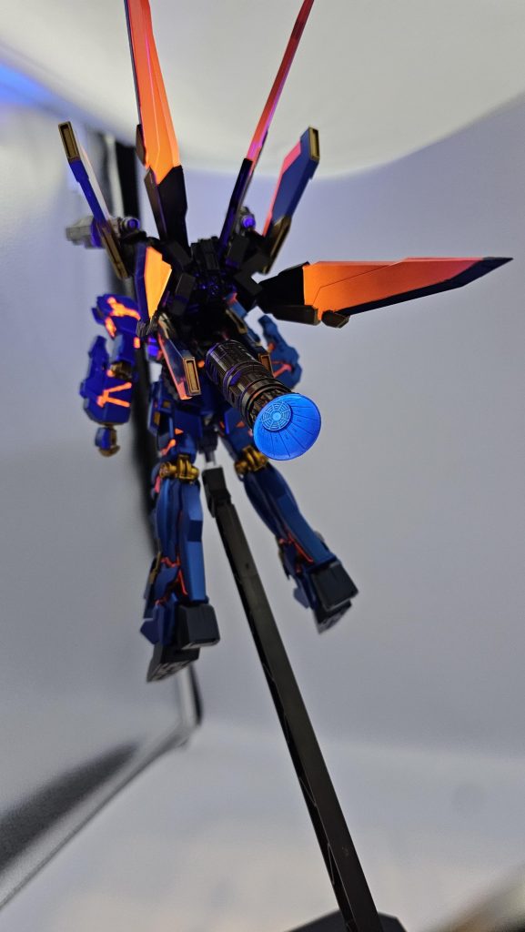 名前の由来である背部推力ユニット9機、内8機にサイコフレームを使用し推力を増強。速度、加速共に殺人的なものになっています。パイロットいないので気にしなくていいですからね。