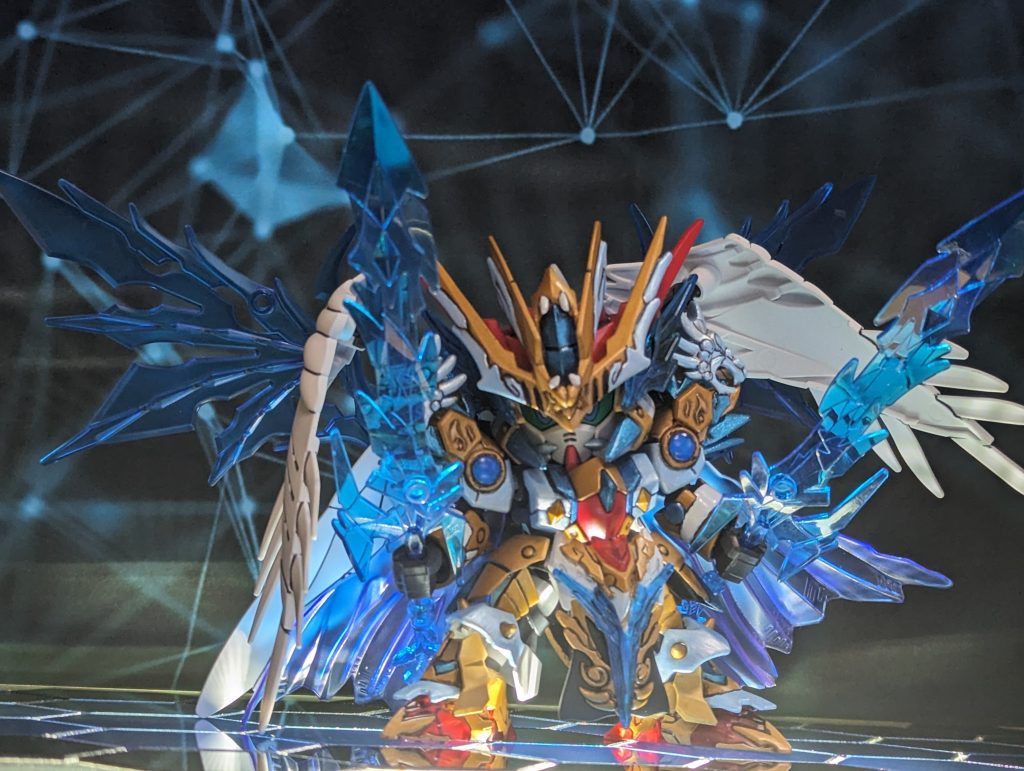 掟破りの雷龍剣(サンダーソード)二刀流…と言いたい所だけど、片方は擬剣シャドウメタル。使用者の記憶にある武器の形状と性能に変身出来るレア武器。普段はサンダーソードに擬態化させている。ビームマントはHGウイングガンダムフェニーチェから拝借。マント、龍の翼はスプレー塗装。ボディの水色部分は上からホワイトパールでコーティング。金は騎士バルバトスの色を流用(ゴールド+イエロー+オレンジ)独特な色に仕上げてます。