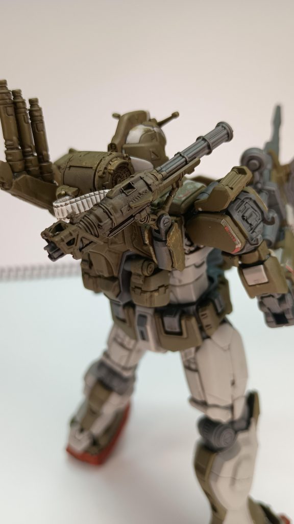 何が一番すごいってこの背中。肩ガトリングガンからの弾倉など大きすぎず、今の現代兵器に通じるくらいのリアルさありますよね。