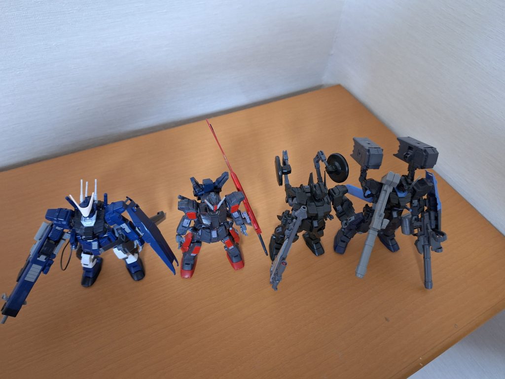 地球連邦陸軍特殊作戦群の中のサーチ&レスキューチーム、捜索救難小隊に当てられた機体群という設定です。部隊の中での別称『なんでも屋』。特戦をアーミーグリーンで統一といいながら、中でも特別な小隊として黒基調としました。他にも狙撃小隊や強襲小隊を作っていて、また、追々アップします。