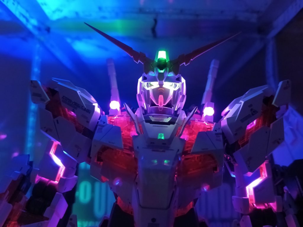 二の腕、肩センサー、メインカメラ等専用LEDユニットでは光らない部分はLEDを追加してます👍