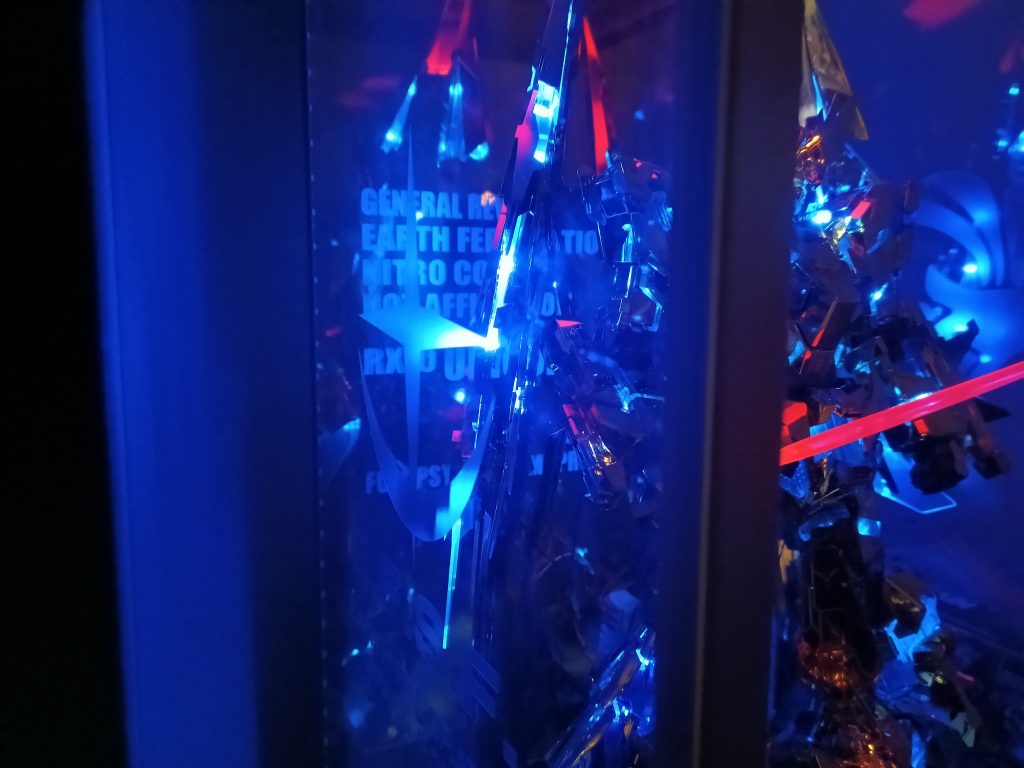 フェネクスは連邦軍が独自に開発との事なので連邦マークとフェネクスのエンブレムを収納ケースに☝️