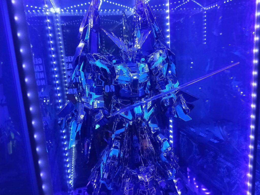 フェネクスもUV発光出来る様にしましたが、ゴールドコーティングのお陰でビカビカになってます😅💦😂