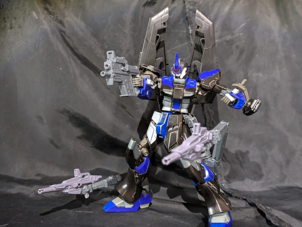 クローアームを併用することにより、複数の武装を使用できる。そのため、武装によっては、高弾幕を形成することも可能となっている。クローアームは、簡易サイコミュ式で戦闘でのサポートとして戦闘部分に足りないものを補うことが可能である。
