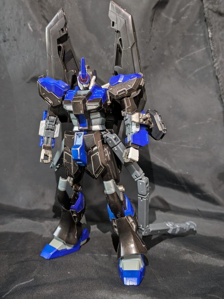 EX−CCX ガンダム・コラクス 全高:19,5m本体重量:35,8t出力:5,820kw推力:540,120kgセンサー有効半径:35,000mエンジンシステム:EXパルスエンジン武装エイレーン社製ビームマシンガンMK-2専用ビームライフル×2エイレーン社製ビームセイバー腕部核融合炸裂弾×2 弾数:6ビームシールド 腰部クローアーム×2製造社:リペール宇宙世紀0094年に、リペールで企画されたEXタイプの中で、1番目に完成した機体である。製造番機は5号機であるが、規格難易度が一番安易なのであったため、予定よりも早く完成した。機体戦闘スタイルは高速機動一撃離脱型。最高加速度マッハ15からの一撃離脱戦闘を得意としており、武装も、高火力なものが多い。AE社を経由して仕入れたプロトタイプミノフスキードライブシステムを搭載しており、当時の機体の中では、最速を誇る。また、武装や出力は、当時の機体の中でも最高性能を発揮することができるが、その分、稼働時間が大きく減少しており、全武装を使用すると、30分までのみしか戦闘を続行できないという大きなデメリットを抱える。