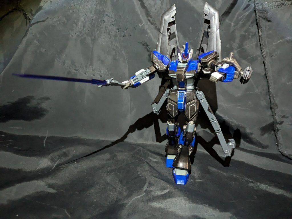 近接武装紹介!エイレーン社製ビームセイバー高出力のビームサーベルで、刀身が荒々しいパルスであるのが特徴である。また、ビーム刃部分が黒い理由は、EXパルスと呼ばれる高電磁波を流している為である。