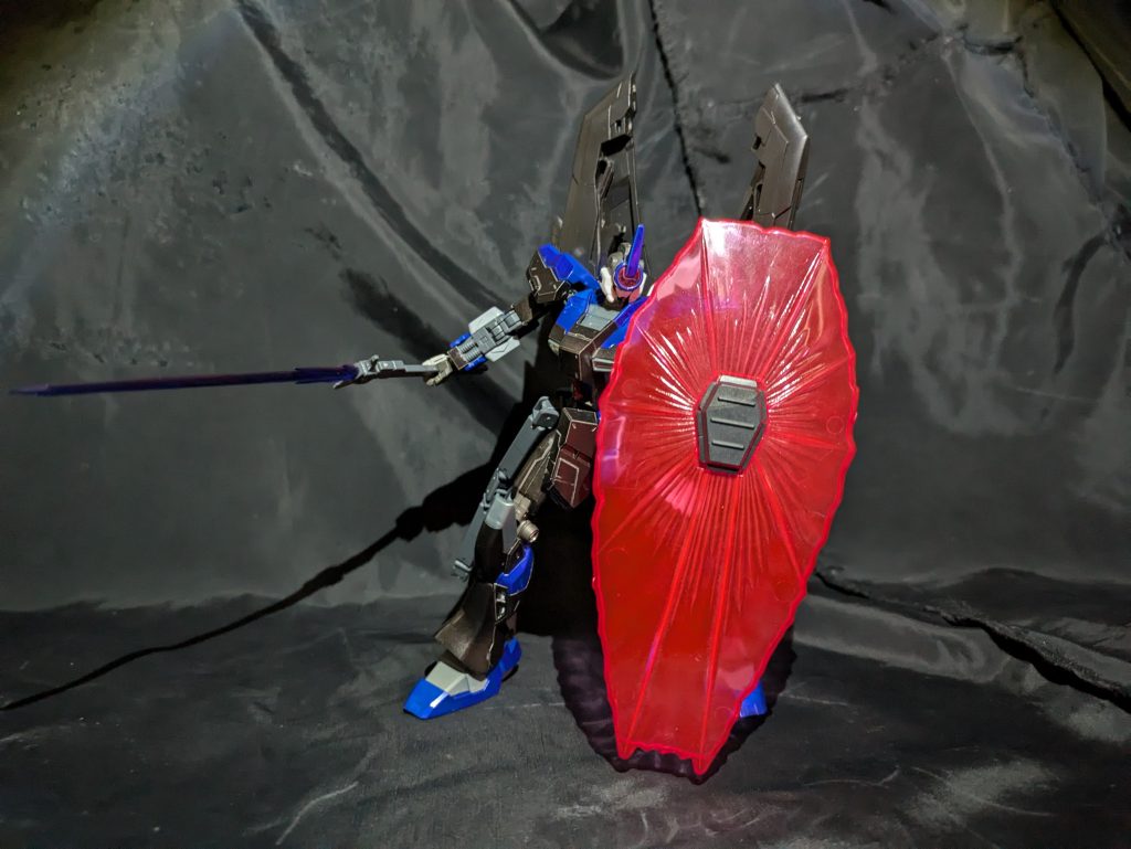 ビームシールド近接戦闘での防御の役割を果たす。新型のIフィールドを搭載しており、盾形のビームを展開することが可能となっている。実弾やビームを防ぐことも可能となっているが、その分、出力切れになる場合が大きく、長時間使用が不可能である。また、Iフィールドを一時的に停止し、振り上げることでビームウェーブという波動を発射することが可能である。