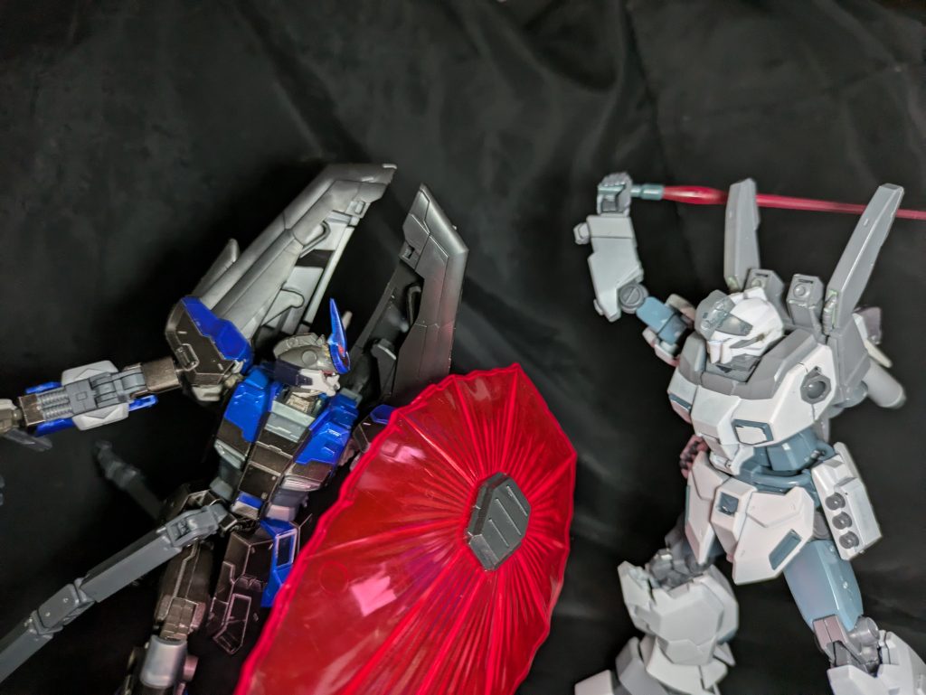 実は、クイックジェスタって元々スワロージェスタという名前になる予定だったのですが、なんかダサくない?という意味でクイック(素早い)という名前になりました。パイロットは、シャドウレイヴン隊のツグナ・レイヴ。性別:男性年齢:当時19歳性格:冷静、クールシャドウレイヴン隊の隊長として様々な任務をこなしていく若きエースパイロット。口数も少なく、どこか単純だが、戦後は豊かな生活によって意外と天然で不器用な一面を見せる。同じ部隊のモーダンからは、射撃が下手などとからかわれることもあるが、本人はそれを仕方なく許している。