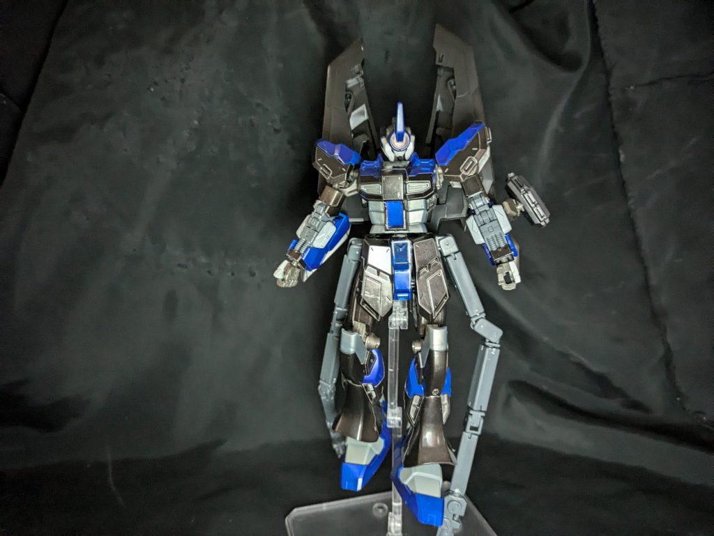 ミノフスキードライブシステム起動背部のスタビライザー展開することにより、高速機動によるダウンフォースを生み出す同時に、ミノフスキードライブシステムの高速機動が合わさることにより、絶大な加速度を発揮する。