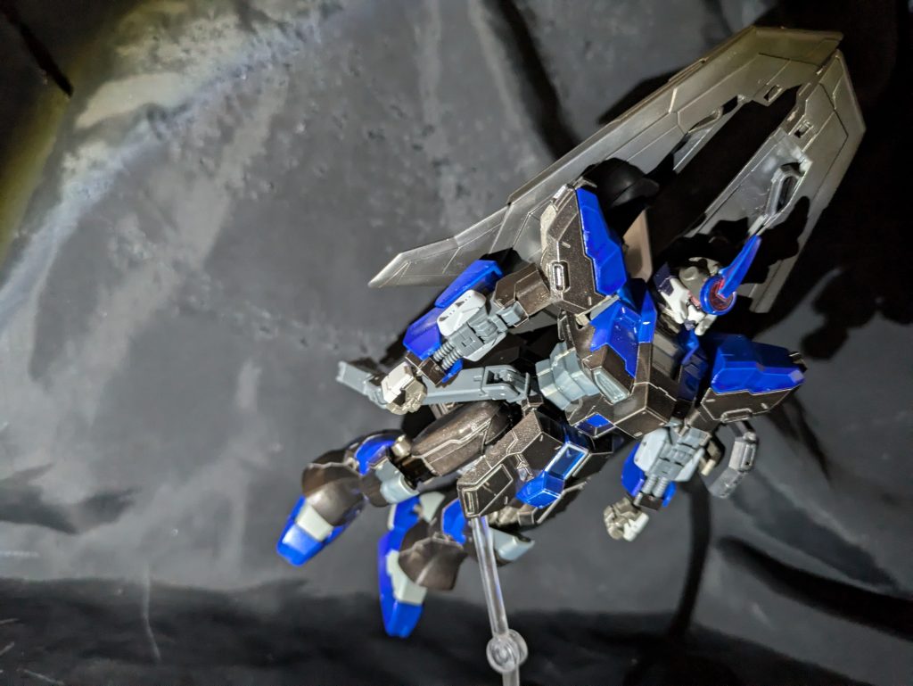 また、腰部クローアームをサブウィングテイルとして扱うことにより、安定した巡航を可能とする。