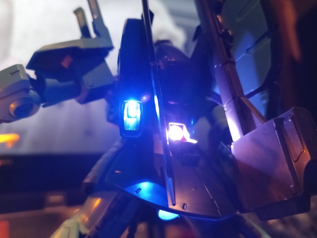 左右のスラスターがイイ感じに光ってます👍リアスカートはホワイト👍