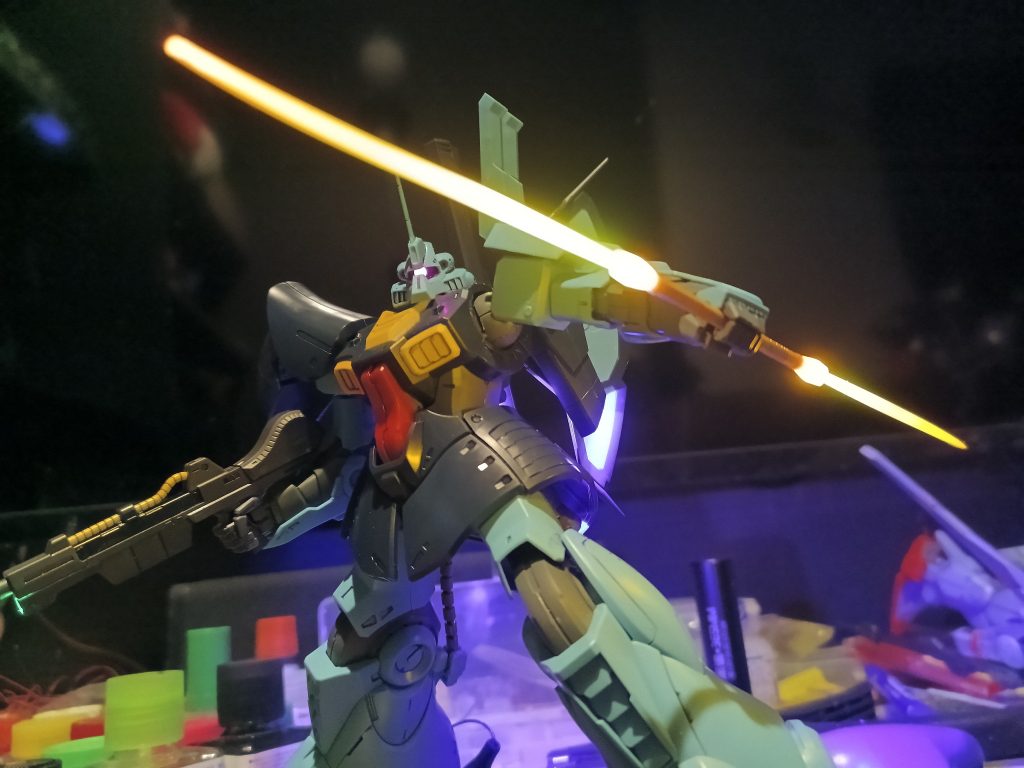 ビームの根っこが光ってるのは熱が伝わって赤くなってると想像してください🙇😅💦💦😁何でもぶった斬ります😜😆ホントは刃の向きが逆の様な気がしますが…😅💦💦