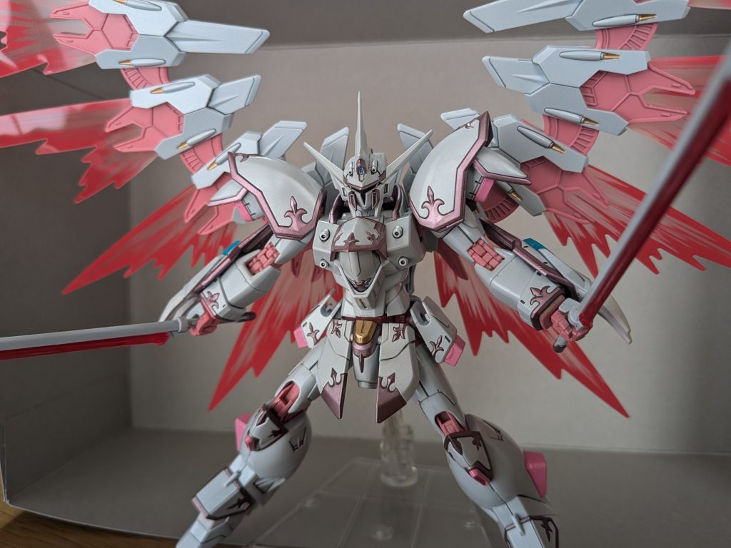 羽を広げるとカッコいいんだけど…飾るスペース無いんですwww