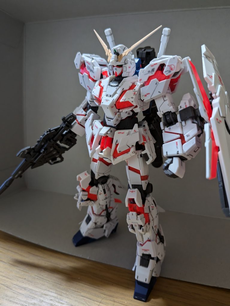 デストロイモードに変形させたらもう戻す気が起きません😰デストロイモード時に露出するパーツはアサヒペンの夜光塗料を何度も塗り重ねました😀