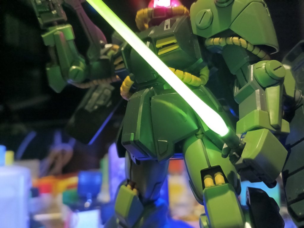 今回はビームサーベルを持たせました👍