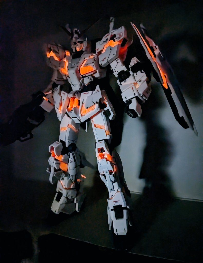 蓄光性の塗料なので暗い場所で少し光ります😄スマホの夜景モードで撮影するとなお綺麗に見えます✨