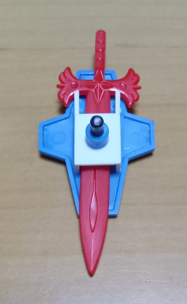 炎の剣はヤスリ掛けのみ。炎の剣を手に入れても電磁スピアの方が有利な状況もあるだろうと、力の盾裏側に剣を納められるようプラ板で工作。 ナイトシールドのように表面が湾曲していないので、見る角度に気をつけないと分厚い箱を付けてるように見えてしまう・・・