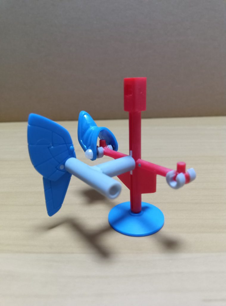 鎧の装着方法を変えたので、台座も改造。 肩部分は前後にプラパイプを接着。 胴体部分は梁?を左右2㎜程カット。 霞の鎧の背部ウイングに対応していないので、プラパイプを組み合わせ、台座背部の溝に差し込めるように。