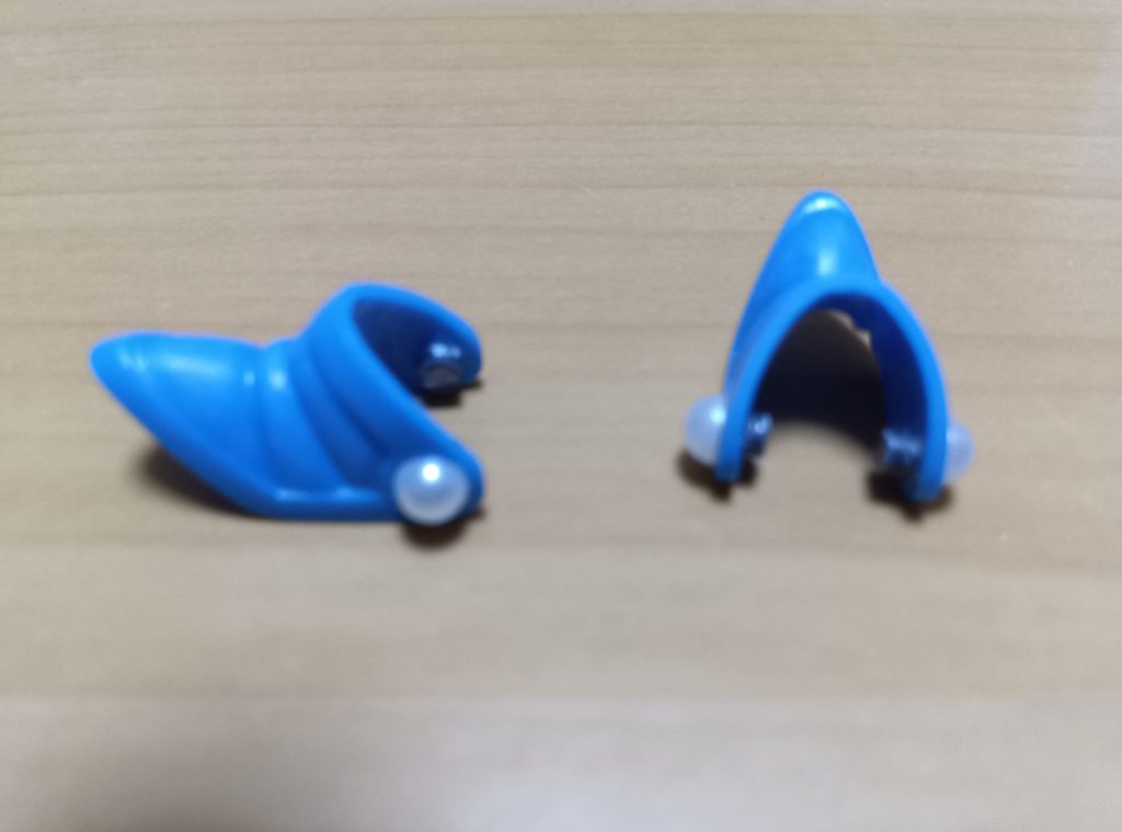 肩鎧は本体の肩の前後の穴にピンをハメ込むようにしたので、元のダボを削り落とし内側前後にランナーを接着。 半球状のディテールは削り落とし、ココにもネイル用シールを貼り付け。