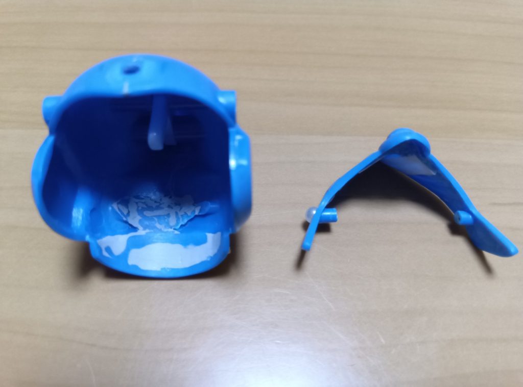 兜内側のダボが本体頭部に干渉してキツイので削り落とし、兜内側の縁も干渉防止で削っておきます。バイザーは接続ピンを短くカットして後ハメ化。