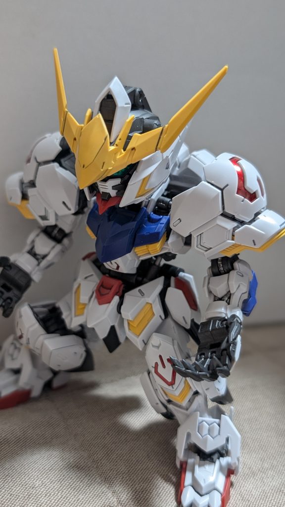 クリアパーツのピンクがそんなに好きではなかったので、ガンダムマーカーのメタルレッド系のマーカーを塗り変更