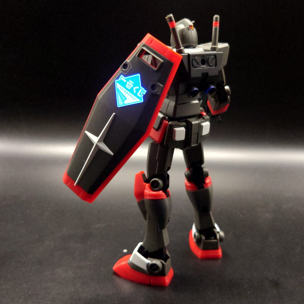 シールドロゴのシールを蛍光塗装して貼り付け。