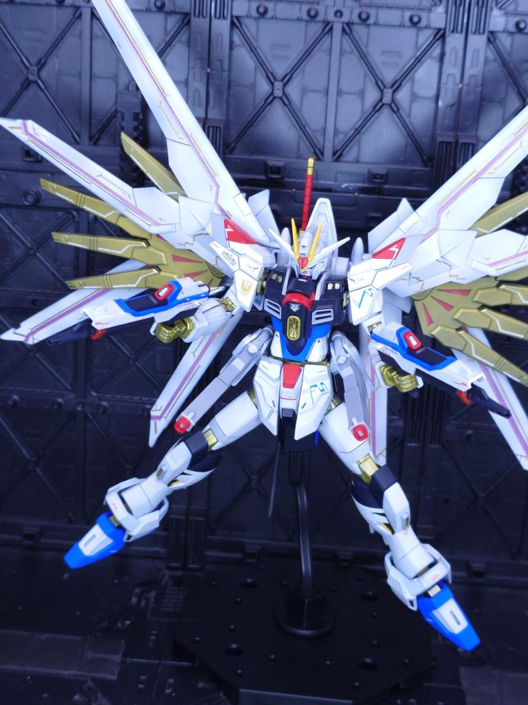 フルバーストフリーダムと言ったらやっぱりフルバースト!新兵装の活躍が印象的だった劇場版ですが、腰部レールガンとダブルライフルはストフリに欠かせません。