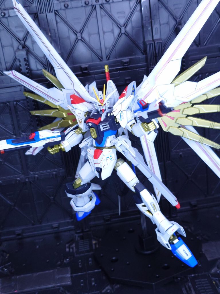 ライフルは塗り分けがかなり大変でした。マスキングしてもしみちゃう不器用さが憎い。筆塗りはやっぱり緊張します。塗装剥げが怖くて連結ライフルはとても出来ません(笑)