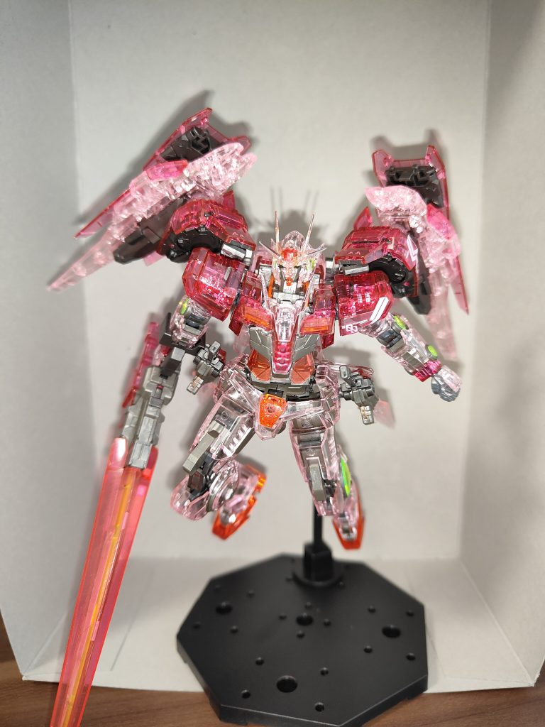 ダブルオーライザーですフラッシュで撮ってみましたが、よりトランザム感がでてると思います