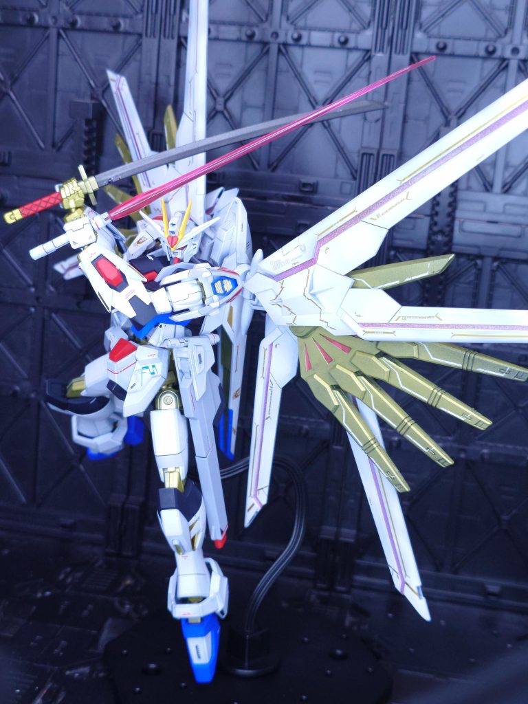 フツノミタマ根元の塗装剥げが痛々しい( ;∀;)分かってはいたのです、プラウドディフェンダーにマウントしたら絶対こうなるということは!それでもギミックがある以上は楽しみたかったんです😅