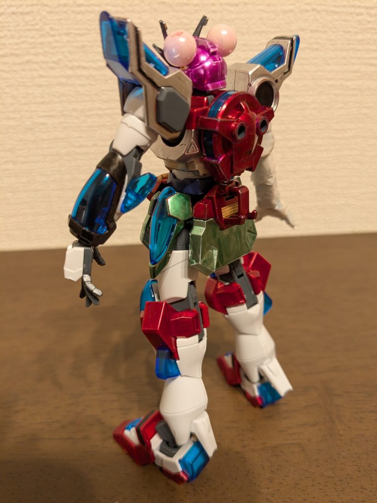 バックショット。腕の枷のイメージで腕周りはメタリックブラックです。バックパックや膝、足部分も身体中央と同様にロイヤルメタリックレッドにしました。イラスト等でも、青いオーラを放っているものがチラホラ見られるので、クリアパーツはそのままです。包帯の中の腕をメタリックブルーに塗ったのもそのため。