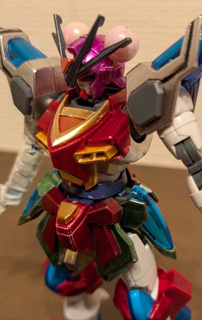 バストアップ。頭部は髪をイメージしてメタリックピンク。シニヨンキャップをイメージして、娘からもらった薄ピンクの丸ビーズをサイドのアンテナに差し込みました。アンテナはその縛りリボンイメージでメタリックブラックです。肩、ボディの色はシャツのイメージでシャインシルバー。襟やポイント部分をイエローゴールド。で、華扇の身体中央が濃い赤っぽい感じだったと思うので、ロイヤルメタリックレッドに初挑戦です。スカートはメタリックイエローグリーンとしたことで、良い感じに華扇っぽくなったかな〜と思います。