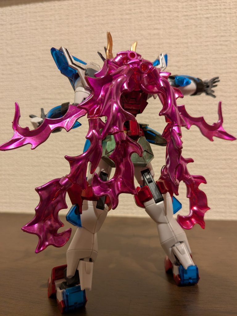 鬼バージョンのバックショット髪をイメージして、炎エフェクトのパーツを組み合わせてボリュームをもたせ、メタリックピンクで塗装しました。だいぶそれっぽくなったんでないかな〜という感じです。稼動にも干渉せず、良かった良かった