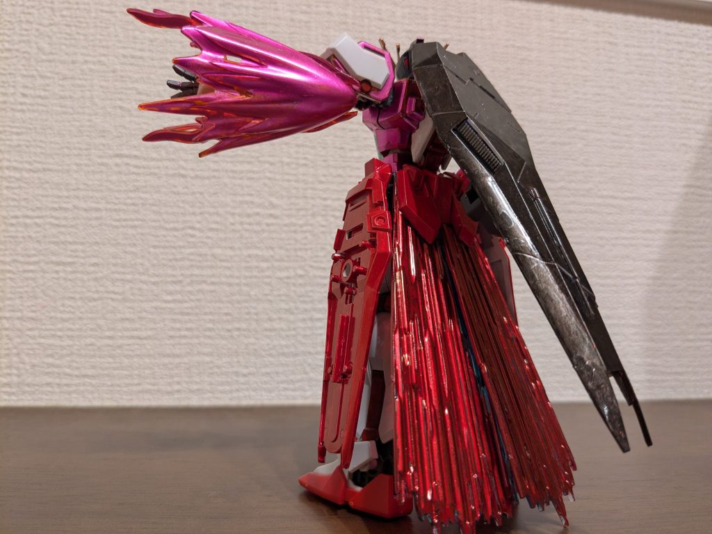 バックショット袖のピンクがよく分かる１枚笑背中には余っていたhi-νのシールドをメタリックブラックに塗装して装着。輝夜の長い髪のイメージです。そしてリアスカート。悩みに悩んだ末に付けたこれ。ULTRAMANのプラモから、スペシウム光線エフェクトをリアスカート裏に接着し、ロイヤルメタリックレッドに塗装したものです。ちゃんとロングスカートに見えるようになって良かったです