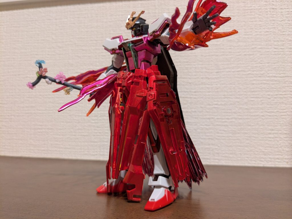 サイドショット頭は髪をイメージしてメタリックブラック、アンテナをイエローゴールドにしました。某ゲームに金の髪飾り立ち絵があったため、そのイメージです。上半身はメインはメタリックピンク、胸上部をフリルイメージでホワイト、ボディ中央のラインを、リボンイメージでメタリックイエローグリーンに塗装。腕はカミキバーニングで使わなかったエフェクトパーツを組み合わせて、振り袖っぽい感じにしてみました。そして頑張った下半身。なんとか彼女のロングスカートっぽくしたいと思い、色々探して見つけたのがストライクのシールド２つ。白の部分をサイドスカートとして利用。赤の部分を黄色の部分ごと半分にして、それを組み合わせてフロントスカートにしてあります。色はロイヤルメタリックレッドです。