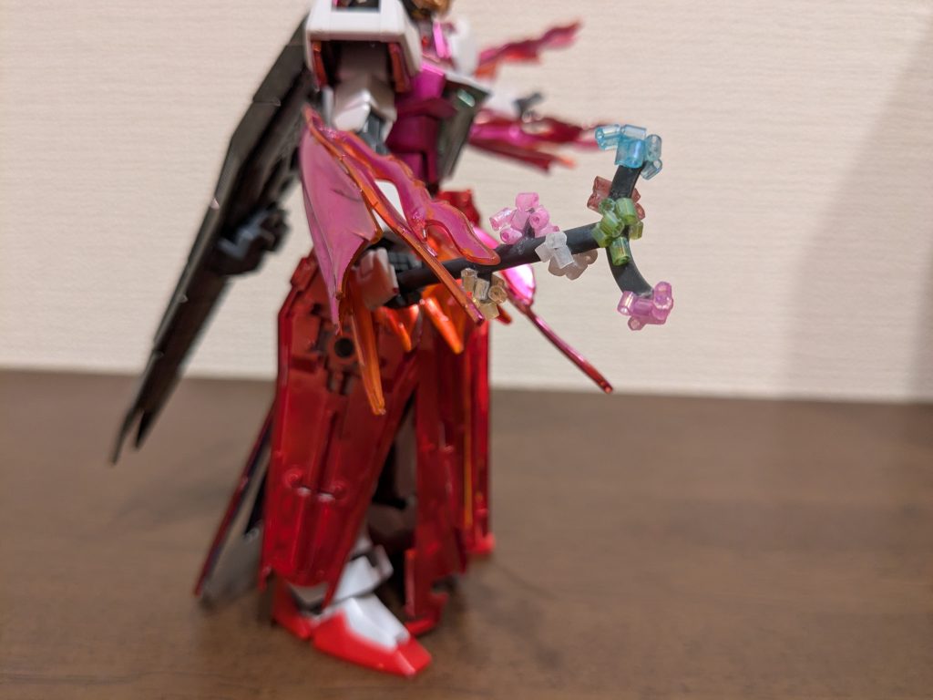 右腕部アップで振り袖部分は内側はクリアオレンジのまま、外側だけをメタリックピンクにしてあります。和服の外は淡くて中は濃い色な感じを出したかったもので。で、手に持っている「蓬莱の玉の枝」かぐや姫物語にも出てくるもので、七色の実をつける宝物という設定でしたので、ランナーに娘から貰った七色のビーズを接着して、それっぽく仕上げてみました。