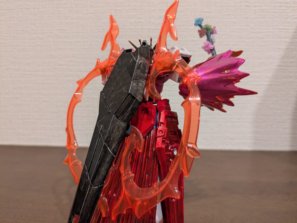 天の羽衣装備状態のバックショット。hi-νのシールド裏にカミキバーニングの余剰バックパックを接着し、そこにエフェクトを装着しています。本当ならエフェクトをメタリックブルー等にしたほうがいいのかとも思ったのですが、オレンジのままでカッコイイな！と思い、あえて塗装しませんでした。