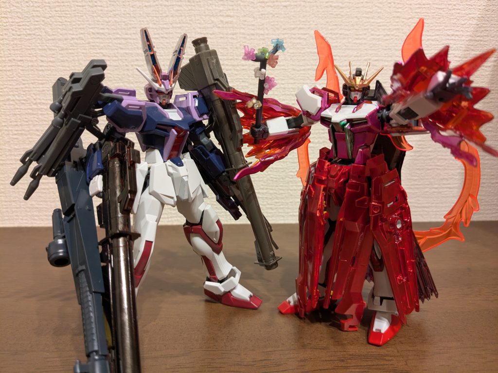 最後に、以前作った鈴仙ストライクとのツーショット。月の姫と月の兎のペアで締めです。袖にスカートに髪にエフェクトと、ストライクに色々盛りまくりましたが、稼動にはほぼ干渉せず完成させられました。この2機に関連してもうひとつリクエストが来ていて、イメージも固まっているのですが、本体をまだ購入していないので、手に入り次第作っていこうと思いますので、また見ていただけると嬉しいです。ご覧いただき、ありがとうございました！！