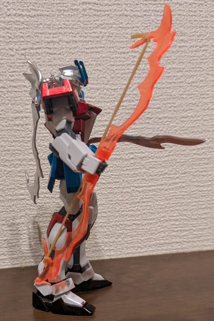 サイドショット弓はカミキバーニングを作った際に余った炎のエフェクトパーツをランナーで上下につなぎ、そのランナー部分を手持ち部分にしてあります。弓の弦は輪ゴムを半分に切って、エフェクトの両端に結んで接着。塗装も考えましたが、クリアオレンジのままでカッコよかったのでそのまま採用。矢も同様に、炎エフェクトパーツのひとつをメッキシルバーに塗装したものです。